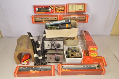 Lot 79 - Hornby 00 gauge Locomotives coaches accessories and track (qty)