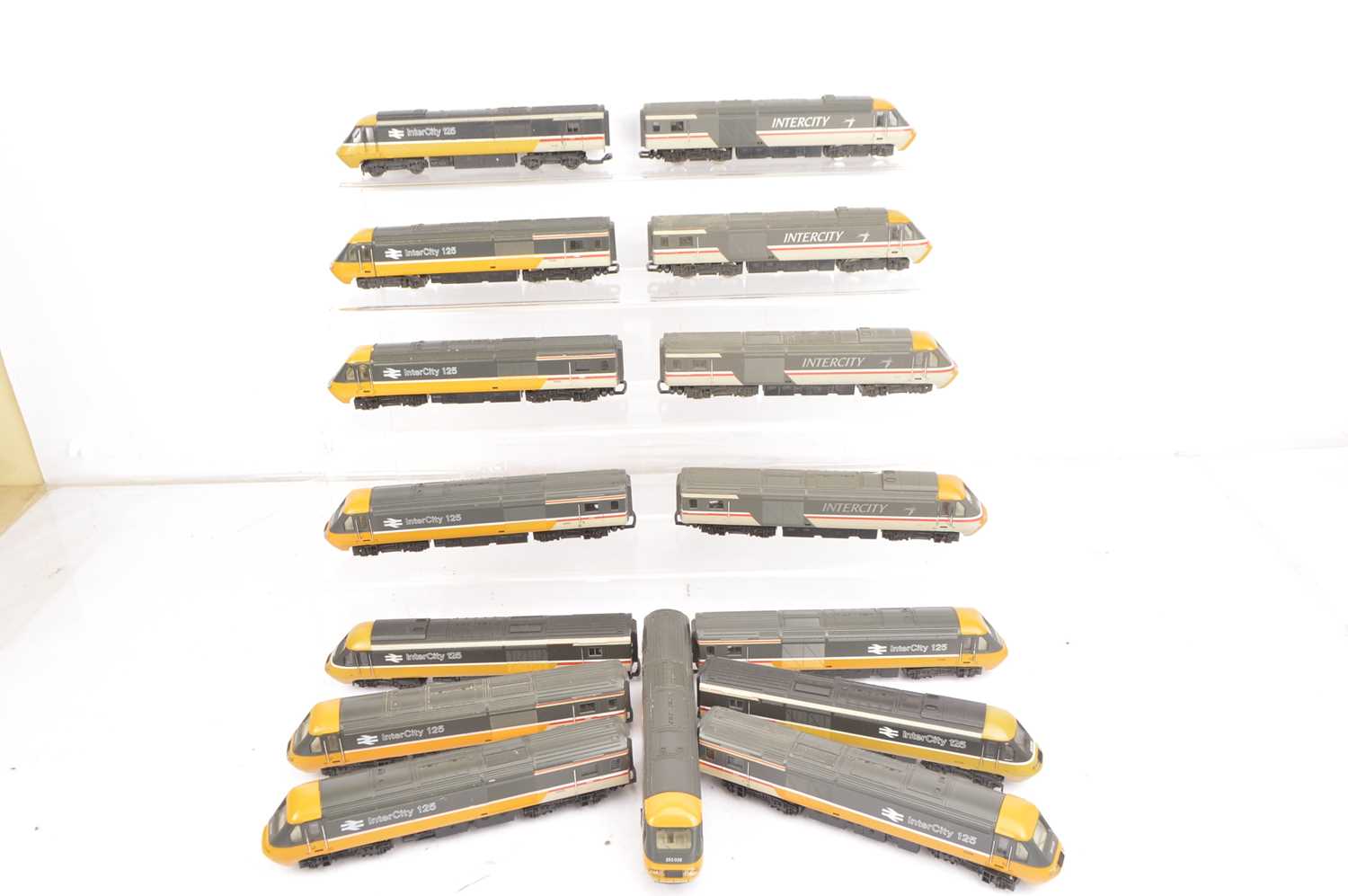 Lot 82 - Hornby 00 gauge HST Diesel  Locomotives and driving trailers in InterCity livery (15)