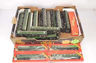 Lot 87 - Hornby 00 gauge Southern Railway coaches  (32)