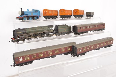 Lot 92 - Hornby 00 gauge Steam Locomotives and Coaches  (9)