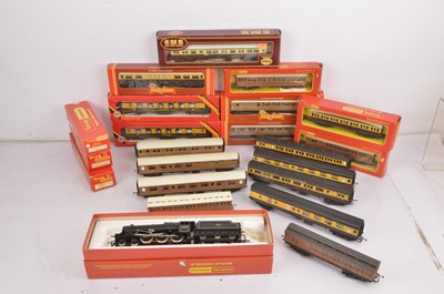 Lot 107 - Hornby 00 gauge Locomotive and coaches (22)