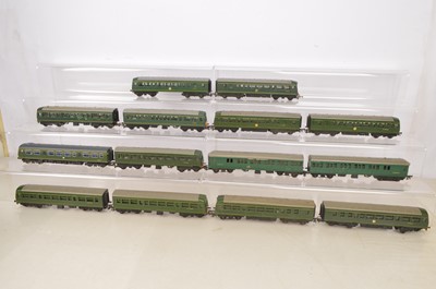 Lot 120 - Hornby Lima Tri-ang  00 gauge Diesel and Electric Units in green liveries (14)