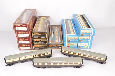 Lot 137 - Mainline Airfix GWR chocolate / cream coaches in original boxes (16)