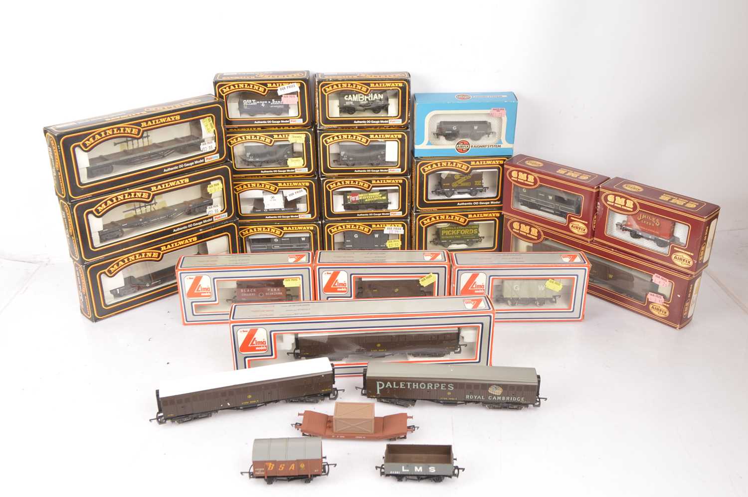 Lot 138 - Mainline Airfix Lima freight wagons in original boxes (26)