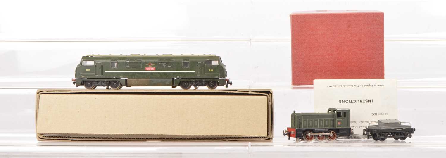 Lot 148 - Trix Twin 00 Gauge 244 Diesel Shunter Set and Warship Diesel Locomotive