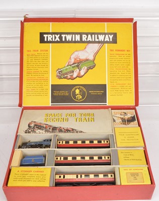 Lot 149 - Trix Twin 00 Gauge Passenger Train Set and various  British Coaches and one American Pullman Car (15)