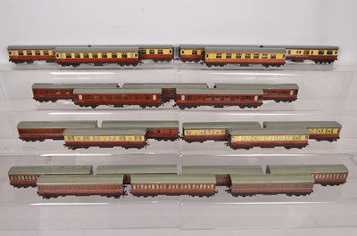 Lot 230 - Hornby-Dublo 00 Gauge 3-Rail unboxed BR tinplate Coaches (24)