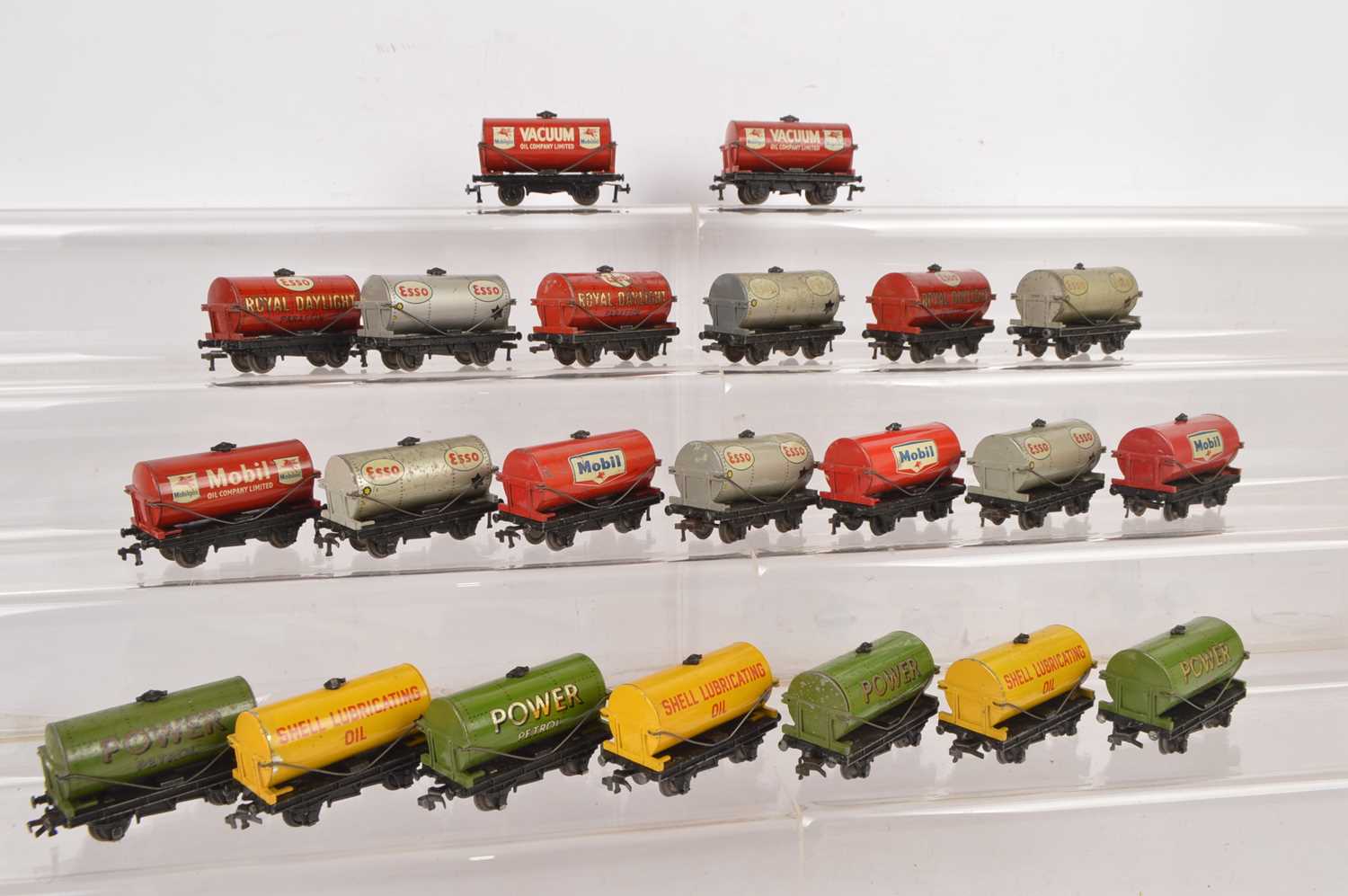 Lot 233 - Hornby-Dublo 00 Gauge 3-Rail unboxed various Petroleum Tank wagons