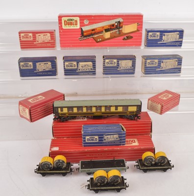Lot 240 - Hornby-Dublo 00 Gauge 2-Rail Pullman Cars TPO Set and various boxed and unboxed wagons (18)