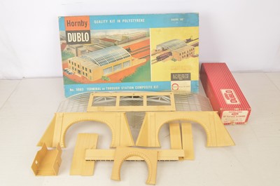 Lot 245 - Hornby-Dublo 00 Gauge 2-Rail 5083 Terminal/Through Station plastic Kit and 5086 Platform Extensions and additional unboxed spare Station parts (qty)