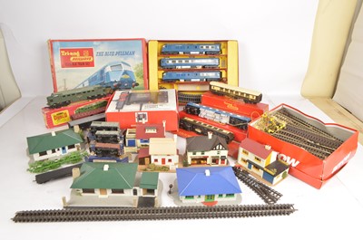 Lot 259 - Tri-ang Hornby Dublo 00 gauge rolling stock track and buildings (qty)