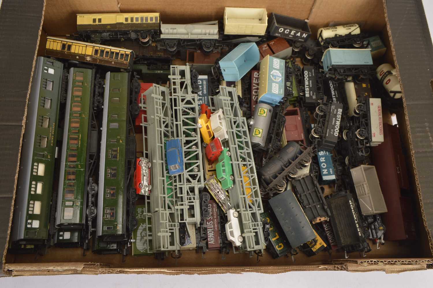 Lot 276 - Hornby and other makers 00 gauge Carriages and wagons (59)