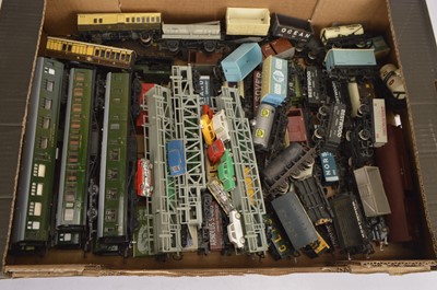 Lot 276 - Hornby and other makers 00 gauge Carriages and wagons (59)
