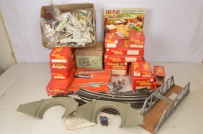 Lot 296 - Tri-ang and others Track Buildings and accessories for 00 and H0 gauge (large qty)