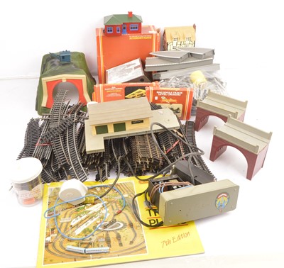 Lot 299 - Hornby Airfix 00 gauge and other Track buildings and accessories (qty)