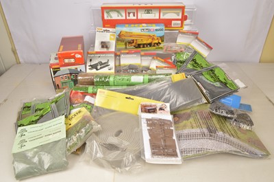 Lot 318 - Hornby and other  00/H0 gauge Railway structures  scenic mats and materials (qty)