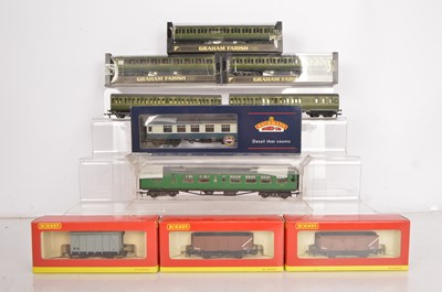 Lot 324 - Grafar Bachmann Hornby 00 gauge coaches and wagons (10)