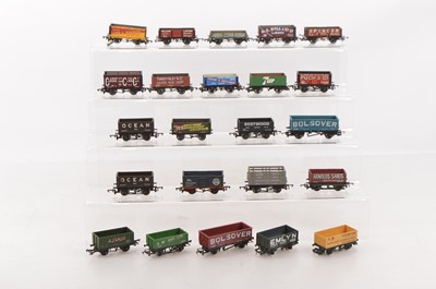 Lot 391 - Hornby Mainline Lima 00 gauge Private owner Coal Coke and mineral wagons (76)