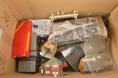 Lot 404 - 00 and H0 gauge Railway buildings accessories structure kits and parts (large qty)