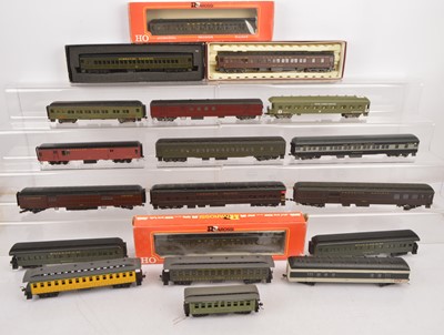 Lot 420 - Rivarossi and other H0 gauge US Carriages and vans (19)