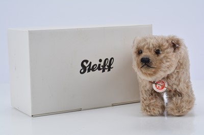 Lot 1 - A Steiff limited edition Yes / No Grizzly Bear