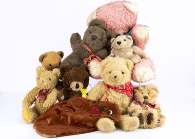 Lot 52 - Thirty seven modern manufactured teddy bears