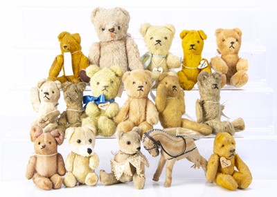 Lot 58 - Thirteen small German pin jointed teddy bears