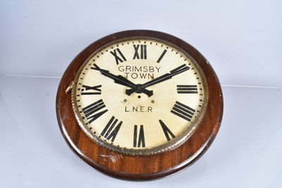 Lot 501 - A large wall clock