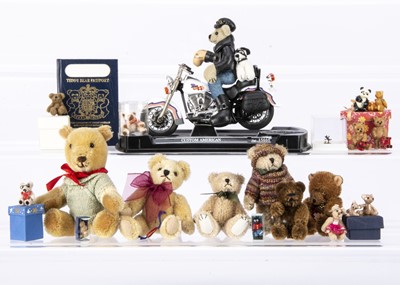 Lot 206 - Nineteen small collector/artist teddy bears