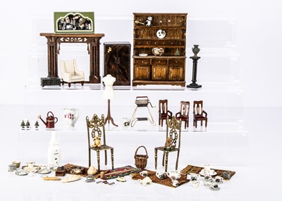 Lot 372 - A quantity of dolls' house furniture