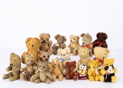 Lot 421 - Seventeen small German pin jointed teddy bears