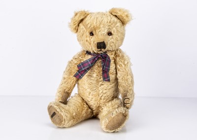 Lot 435 - A post -war Merrythought teddy bear