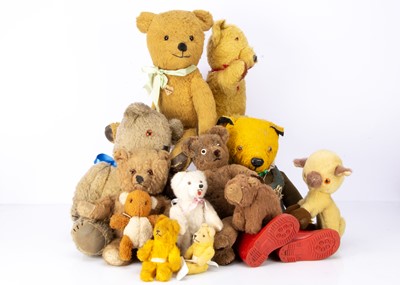 Lot 452 - A collection of post -war teddy bears