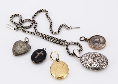 Lot 1 - A collection of early 20th century lockets