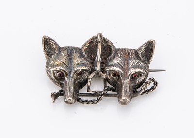 Lot 5 - An Edwadian double fox head brooch