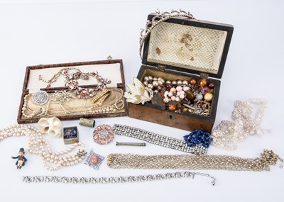 Lot 39 - A good collection of vintage costume jewels
