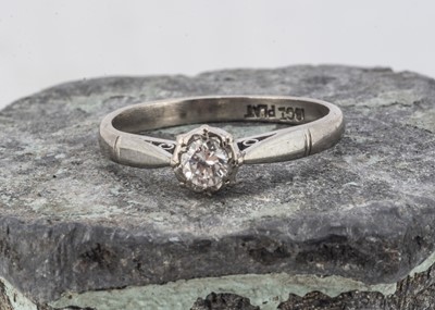 Lot 78 - An 18ct and Plat diamond Solitaire ring
