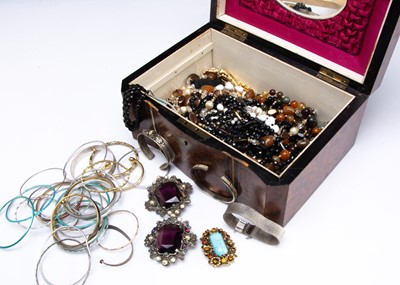 Lot 82 - A good collection of costume jewels