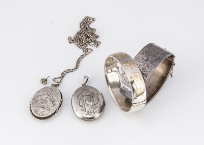 Lot 85 - A Victorian silver oval locket