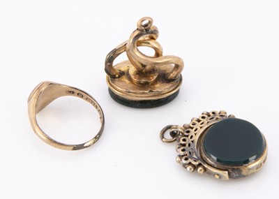 Lot 88 - A silver gilt bloodstone and agate swivel fob