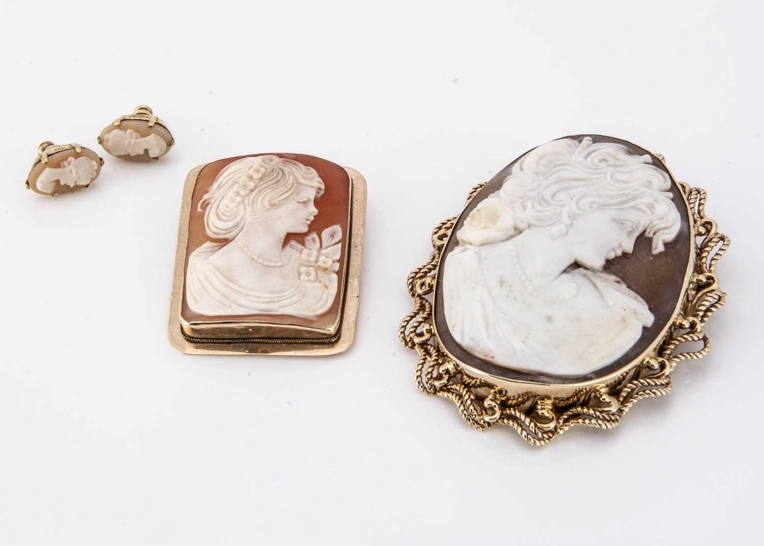Lot 96 - A large oval carved shell cameo