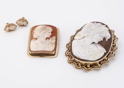 Lot 96 - A large oval carved shell cameo