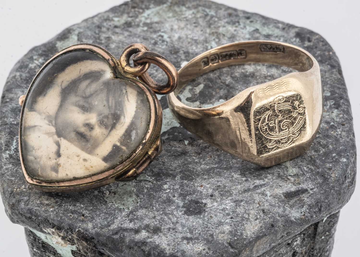 Lot 100 - An Edwardian gilt metal and glass heart shaped locket