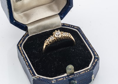 Lot 103 - An Edwardian five stone diamond ring