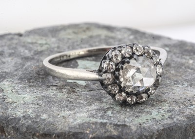 Lot 124 - An antique platinum diamond cluster ring