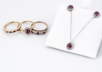 Lot 128 - A contemporary set of 9ct gold ruby set jewellery