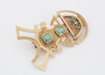 Lot 132 - A contemporary Columbian gold and emerald set pendant or brooch