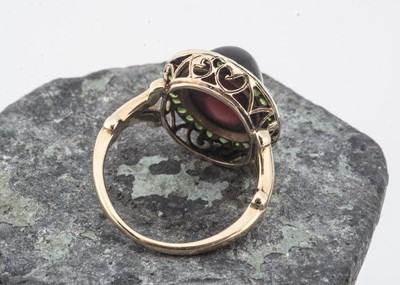 Lot 136 - An early 20th Century garnet cluster dress ring
