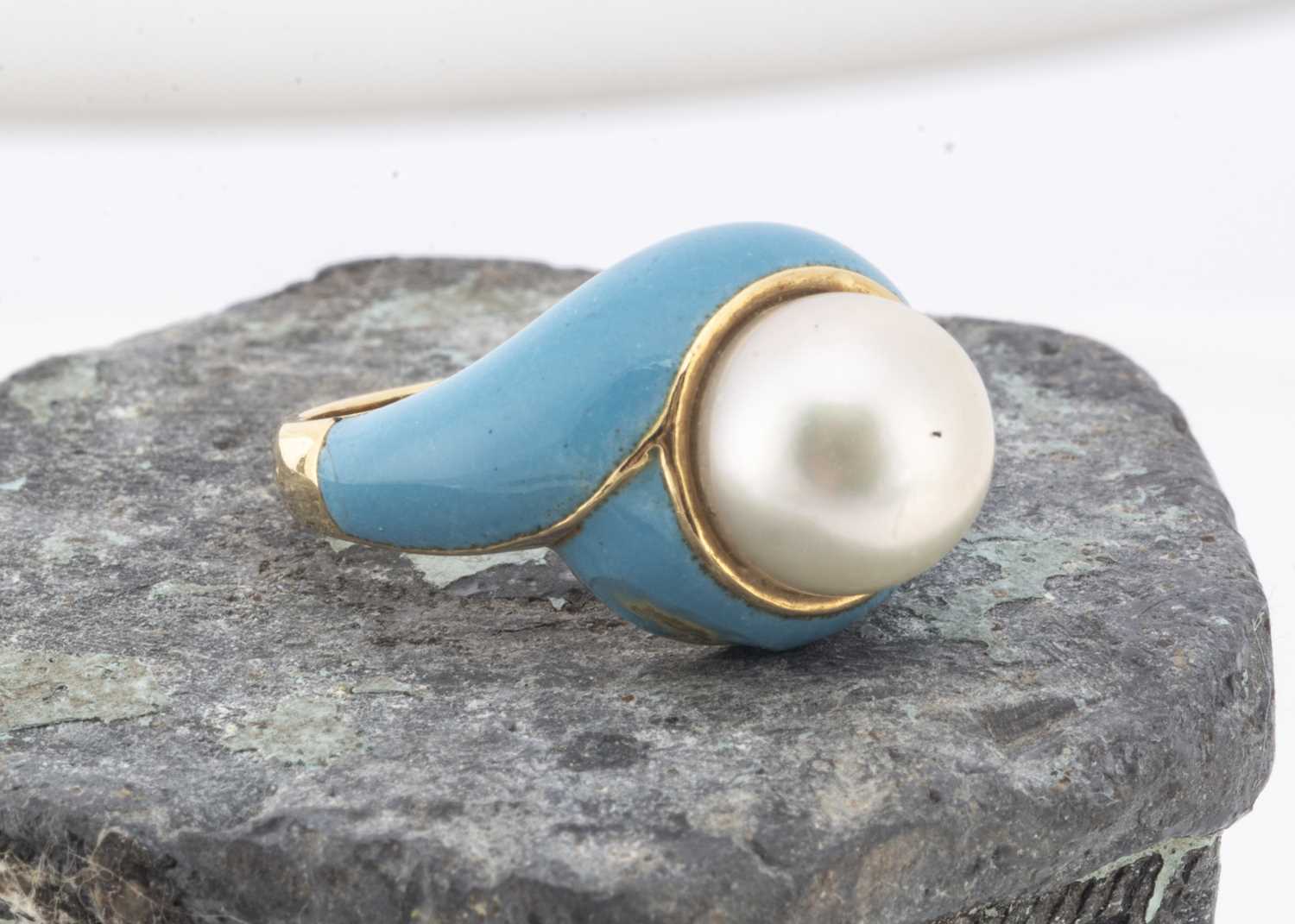Lot 141 - An 18k cultured pearl and enamel turquoise crossover dress ring