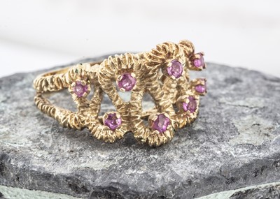 Lot 179 - A continental 750 marked ruby and textured gold dress ring